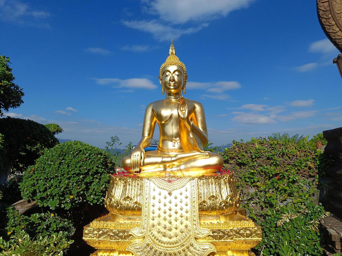 bellissimo d'oro Budda statua contro blu cielo e nuvole nel Tailandia tempio, wat Phra quello phasornkaew khao kho quartiere, Phetchabun Provincia foto