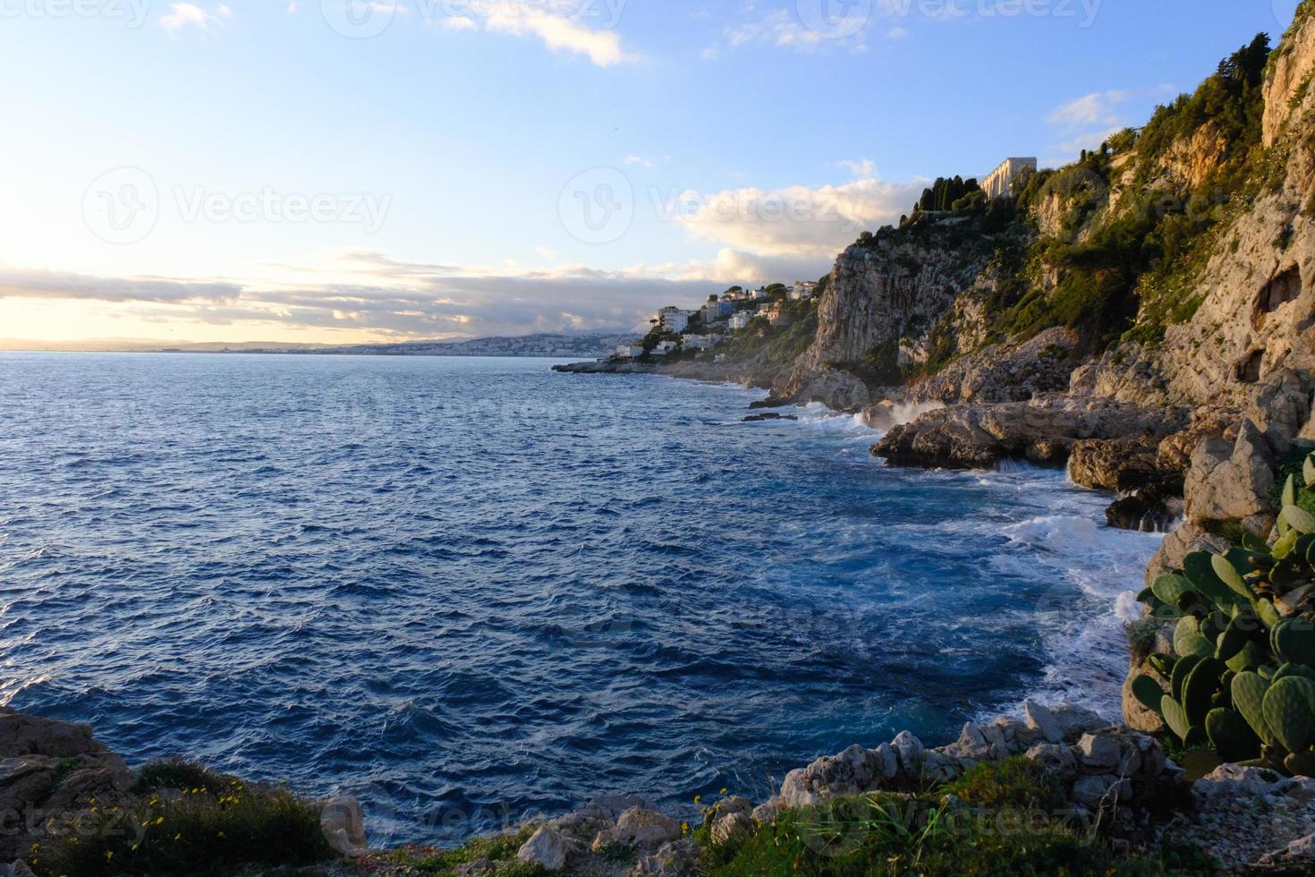 roccioso costa di il mare a tramonto, paesaggio marino, Visualizza a partire dal il costa. paesaggio con acqua, montagne e blu cielo all'aperto. foto