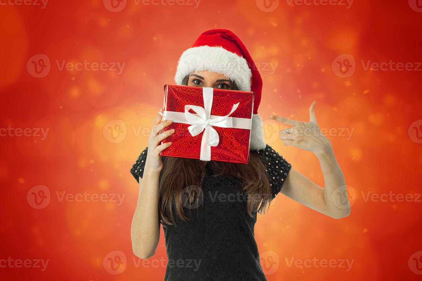 donna nel Santa cappello con rosso regalo foto