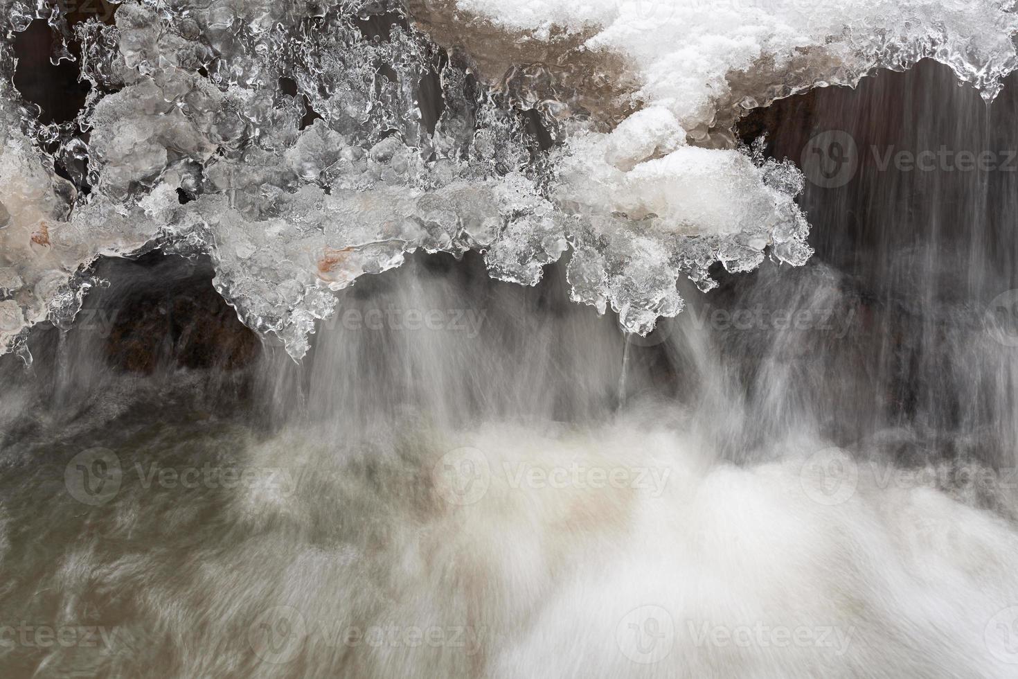 un' piccolo roccioso foresta fiume nel inverno foto