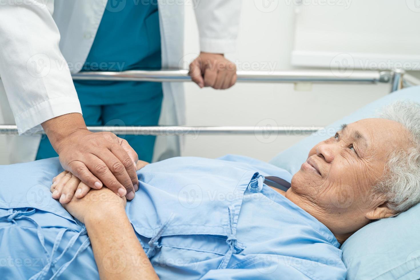 medico toccante mani asiatico anziano o anziano vecchio signora donna paziente con amore, cura, incoraggiare e empatia a Ospedale. foto