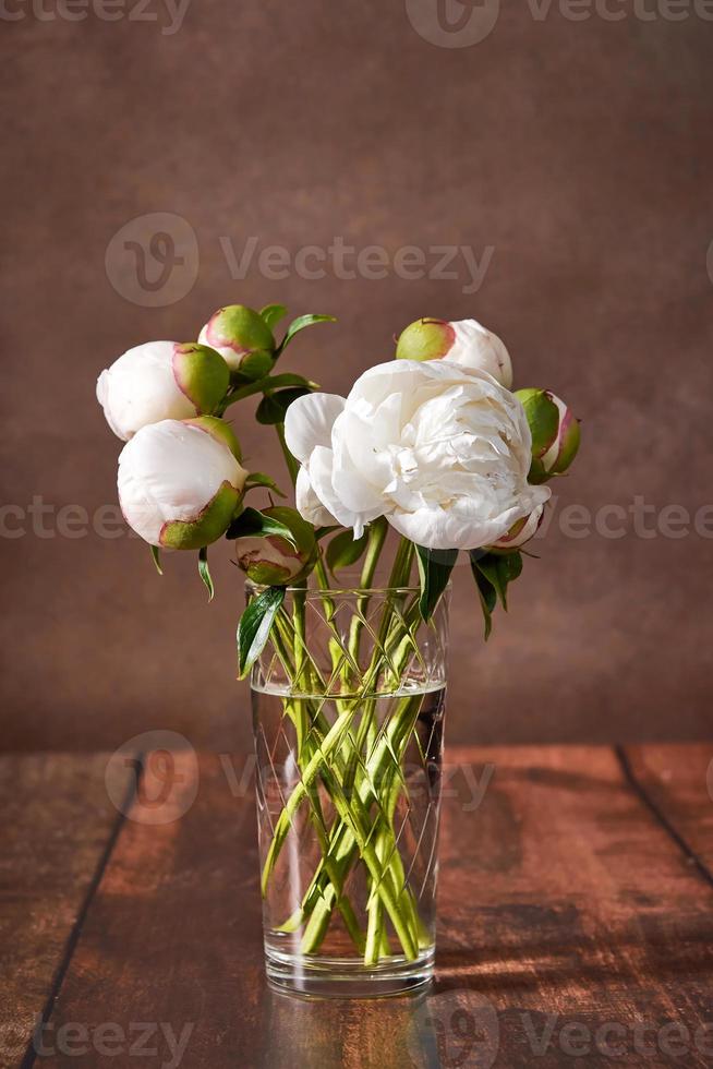 bellissimo ancora vita con bianca peonie su un' buio sfondo. un' delicato romantico mazzo per un' nozze, vacanza, anniversario. un' immagine per un' cartolina. foto