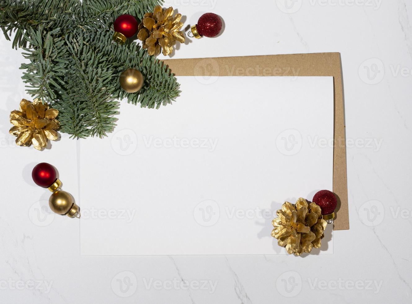 Natale albero con i regali su il tavolo foto