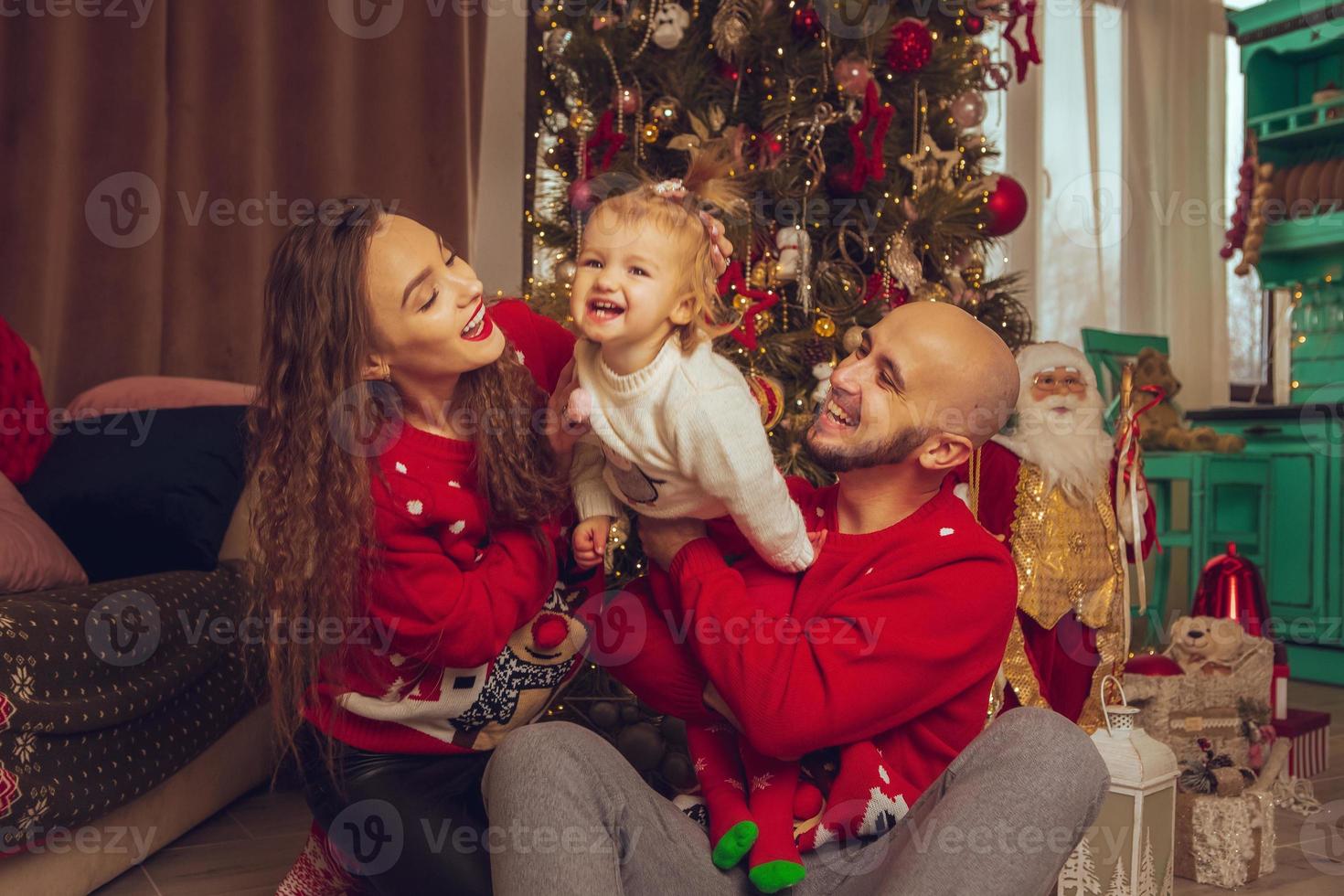 divertente famiglia con figlia celebrare nuovo anno e Natale foto