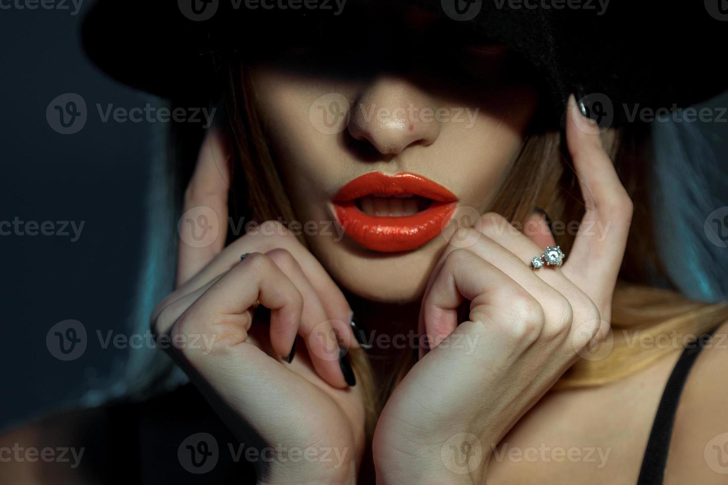 orizzontale ritratto di ragazza con salutare pelle e rosso labbra con sua occhi nel ombra foto