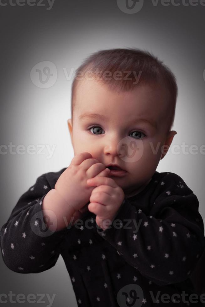 carino poco bambino in posa nel studio foto