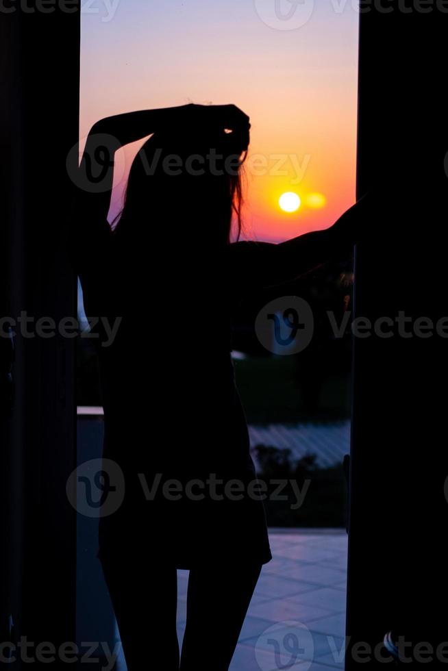 silhouette sessuale ragazza a tramonto foto