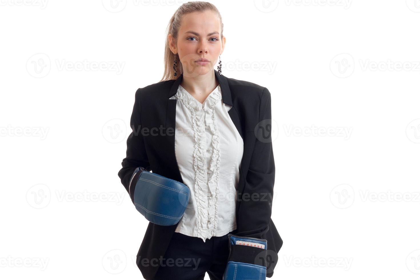 sexy giovane ragazza nel camicia e giacca con boxe a il mani di prechatkami sta su dritto e guardare a telecamera foto