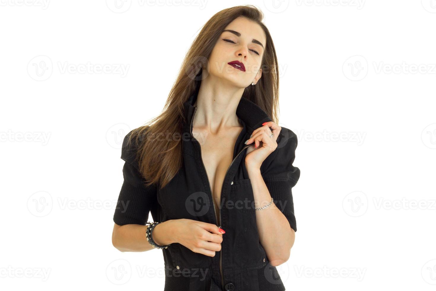 sensuale giovane ragazza con chiuso occhi sbottona un' nero giacca foto