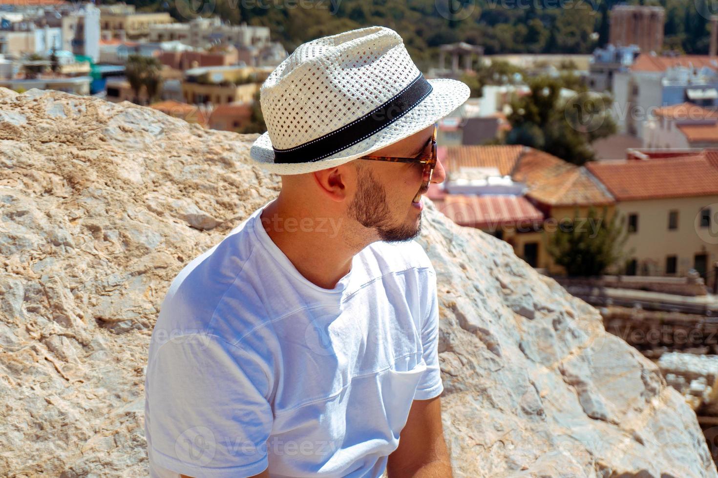 elegante uomo sorrisi lontano su il strada foto