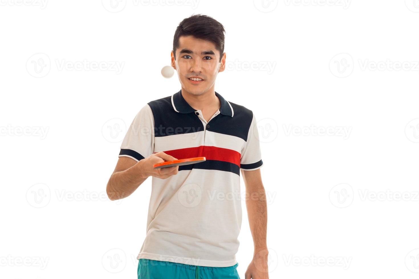 allegro gli sport uomo giocando ping-pong isolato su bianca sfondo foto