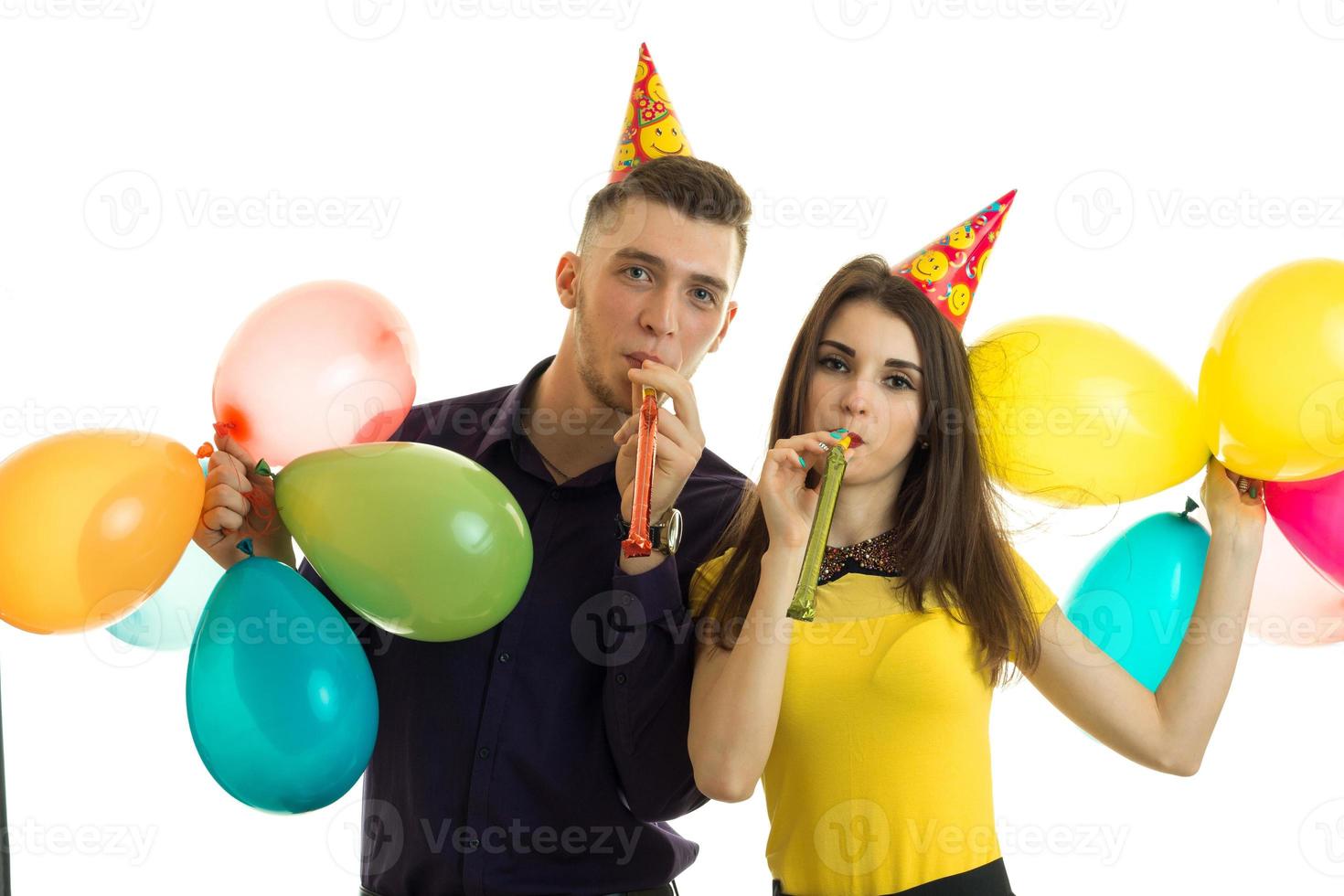 bellissimo elegante tipo e ragazza In piedi con palloncini e celebrare compleanno foto