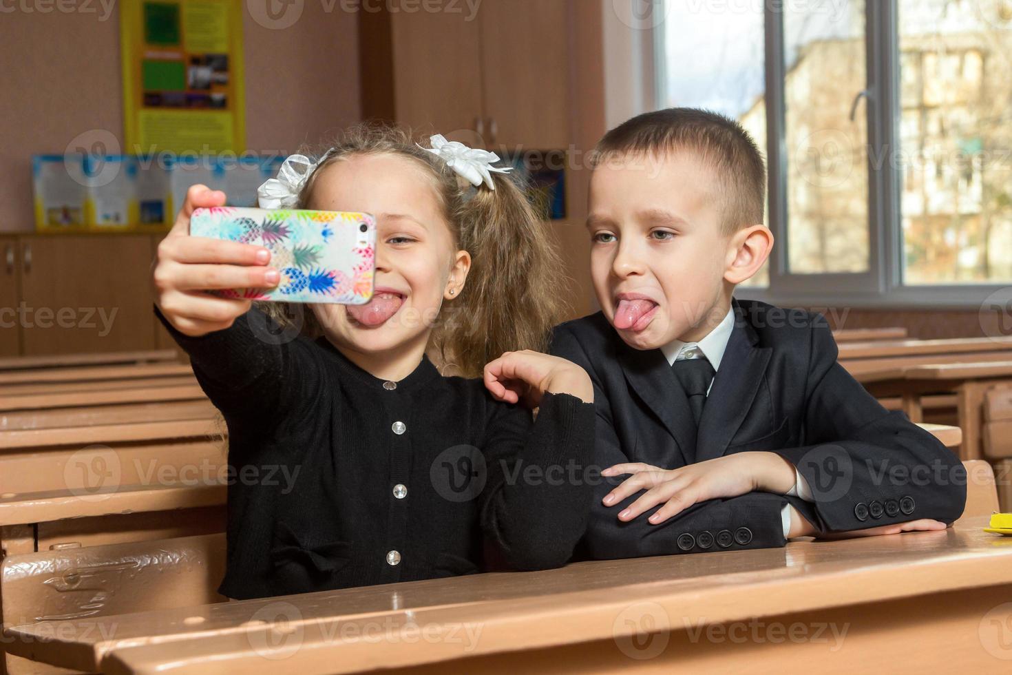 ragazzo ang ragazza a scuola foto