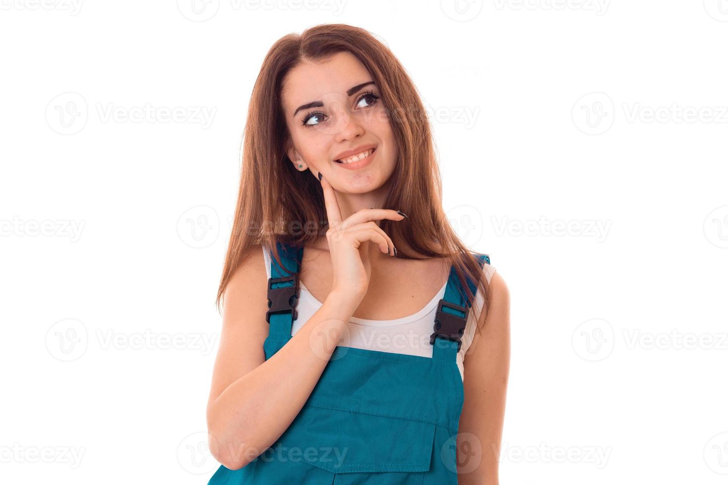 sorridente giovane ragazza nel uniforme fa rinnovamento isolato su bianca sfondo foto