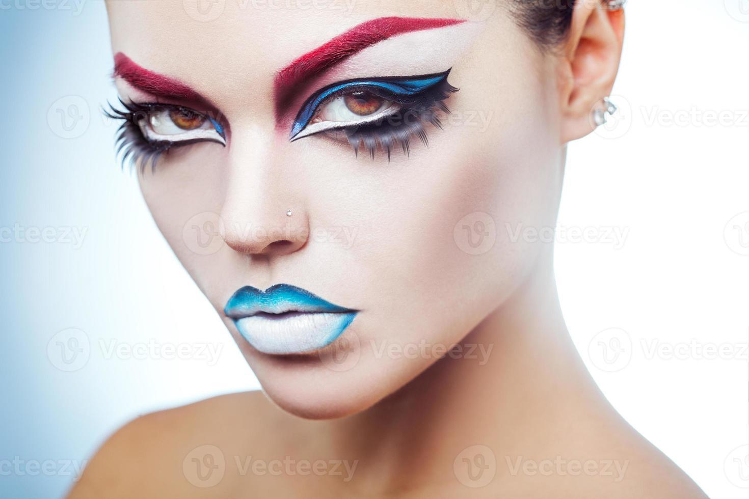 bellezza eleganza caucasico donna con rendere su guarda dentro a telecamera foto