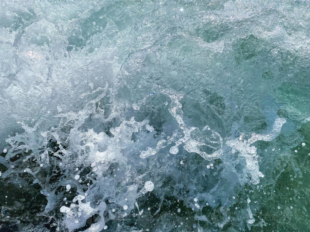 onde, spruzzi di acqua su il spiaggia a il mare su vacanza nel un' turista caldo orientale tropicale nazione meridionale Paradiso ricorrere su vacanza. il sfondo foto