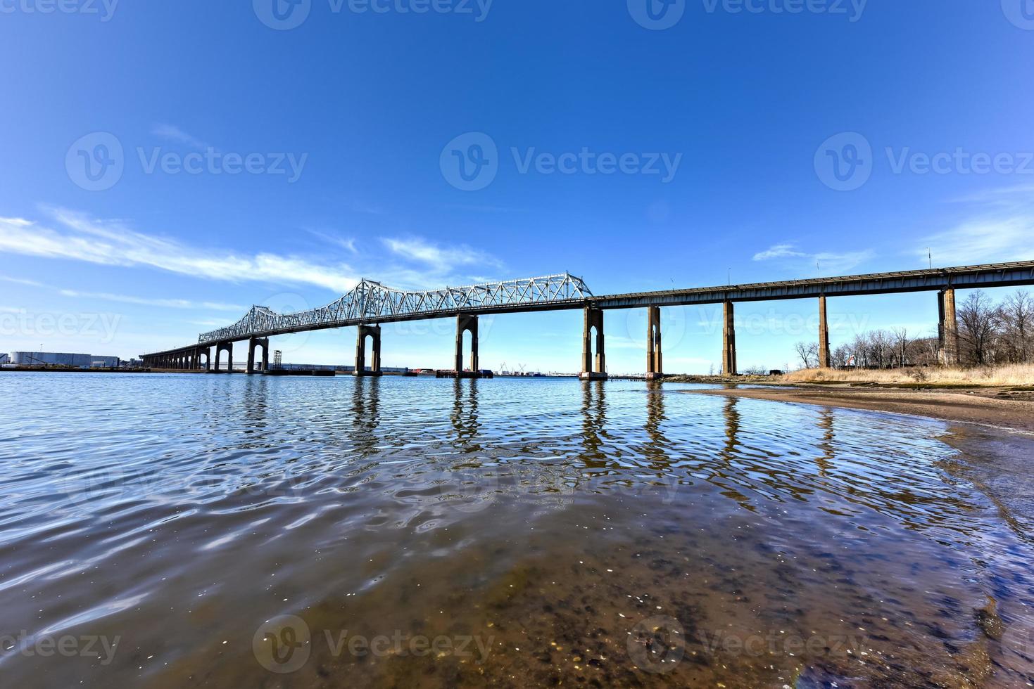 il ponte esterno attraversamento è un' mensola ponte quale campate il Arthur uccisione. il ponte esterno, come esso è spesso conosciuto, si connette Perth amico, nuovo maglia, con dichiarato isola, nuovo york. foto