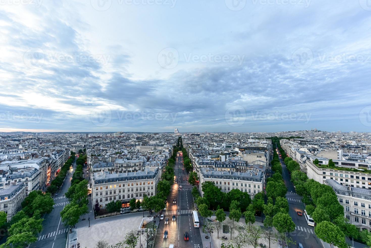 Visualizza di il Parigi città orizzonte in il distanza a crepuscolo. foto