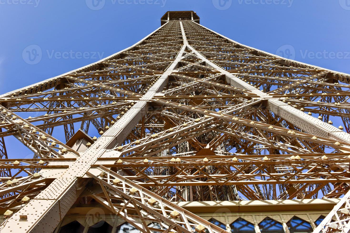 il iconico eiffel Torre nel Parigi, Francia. foto