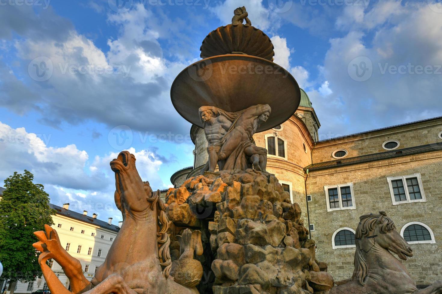 residenzbrunnen Fontana su il residenzplatz piazza nel salisburgo, Austria. residenzplatz è uno di il maggior parte popolare posti nel salisburgo. foto