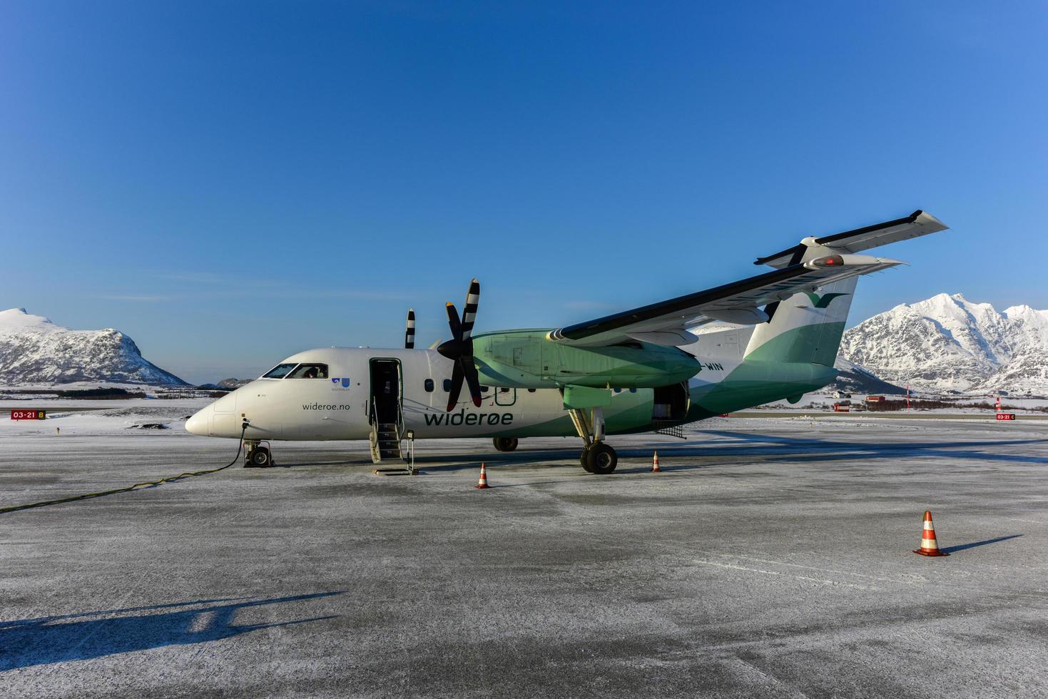 leknes, Norvegia - febbraio 26, 2016 - wideroe aereo a leknes aeroporto nel il lofoten isole, Norvegia. foto