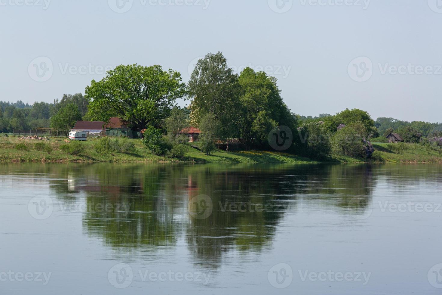 paesaggio su il banca di il daugava foto