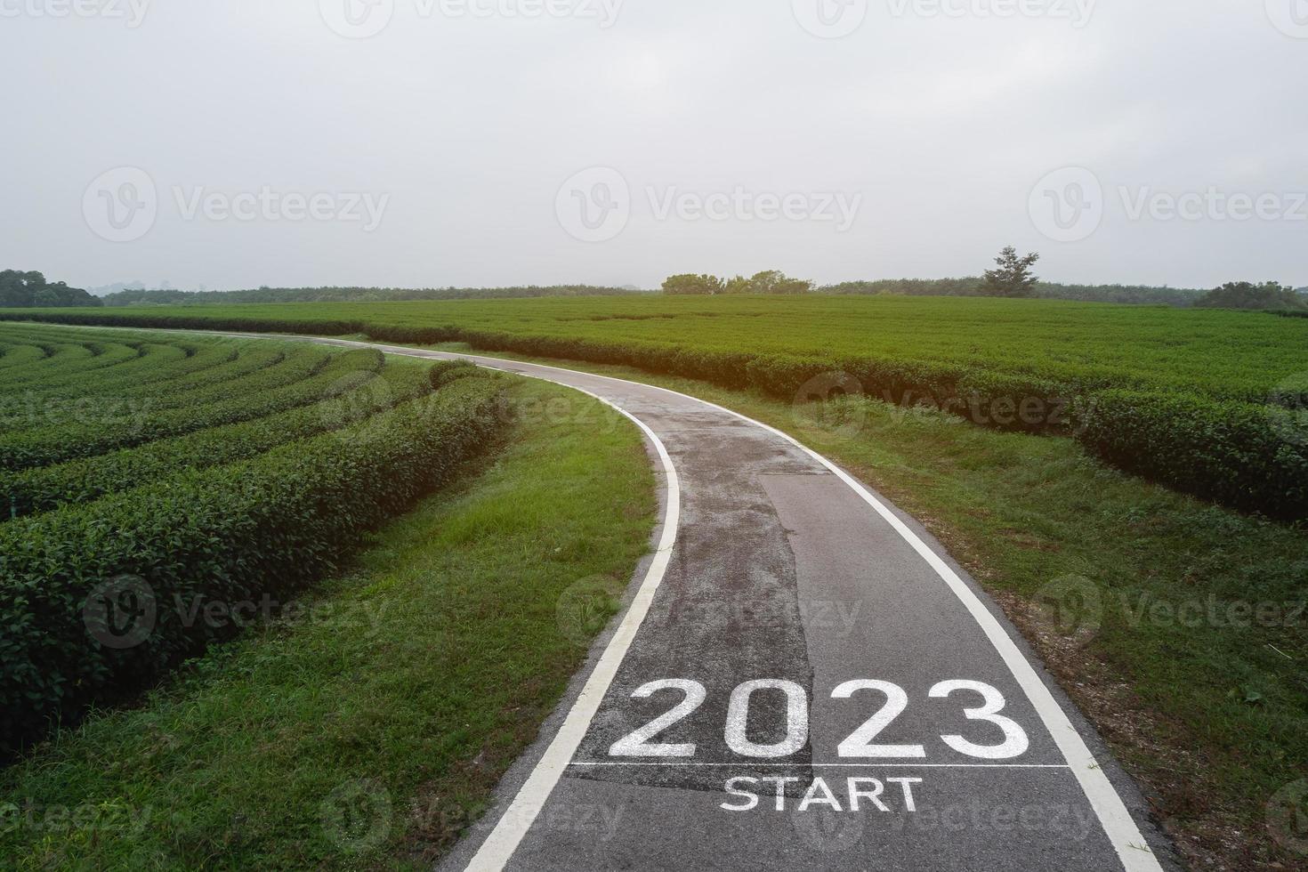 contento nuovo anno 2023,2023 simboleggia il inizio di il nuovo anno. il lettera inizio nuovo anno 2023 su il strada nel il natura fresco verde tè azienda agricola montagna ambiente ecologia o verdura sfondo concetto. foto