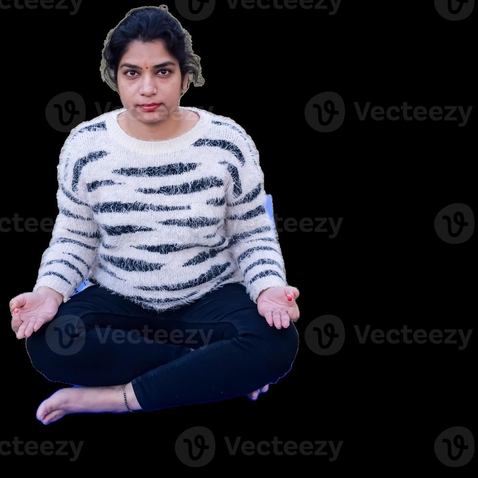 ritratto di bellissima giovane indiano donna praticante yoga con pianura sfondo. bellissimo ragazza pratica di base yoga posa. quiete e relax, femmina felicità foto