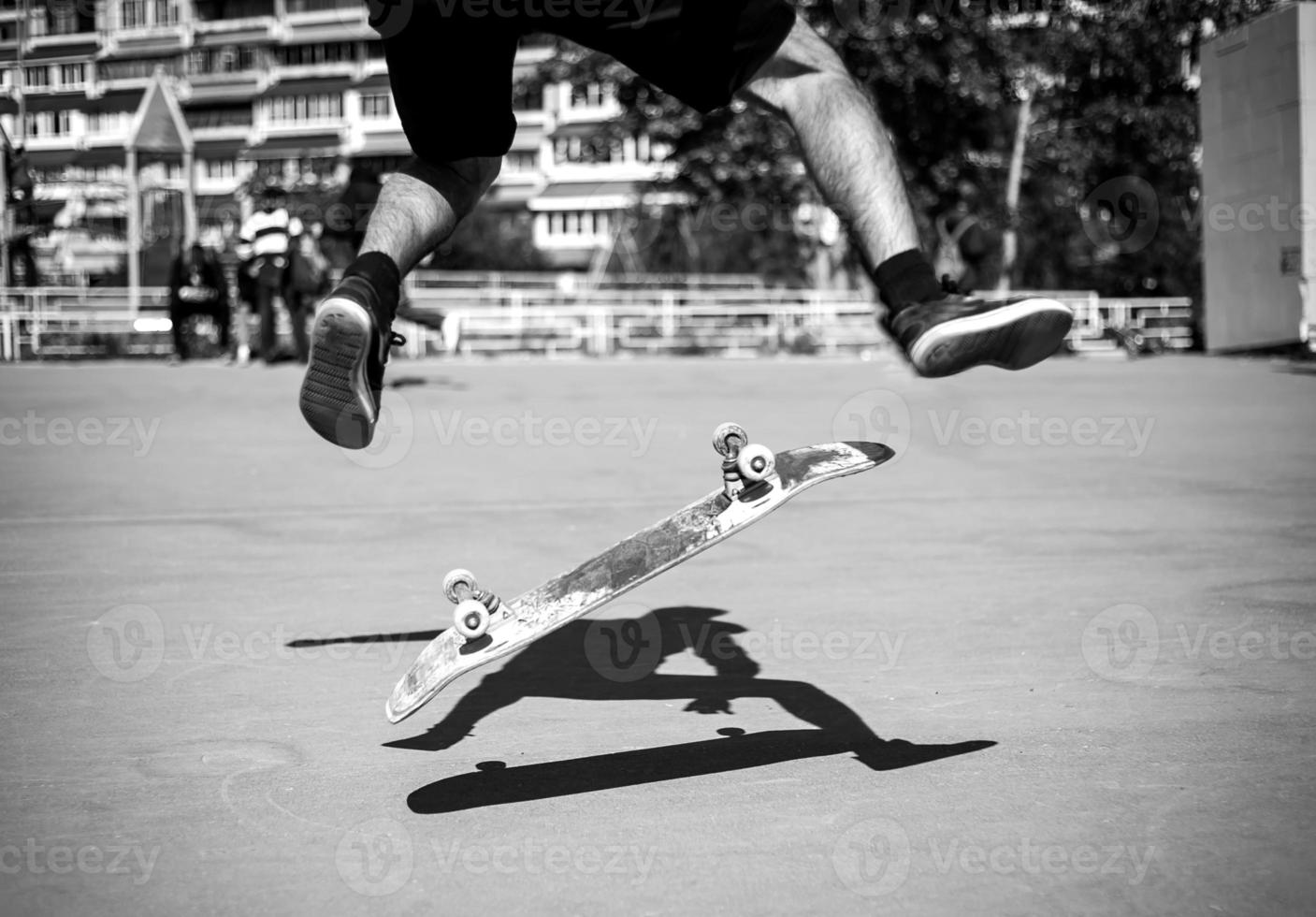 skateboarder fa il trucco con un' saltare su il rampa. skateboarder volante nel il aria foto