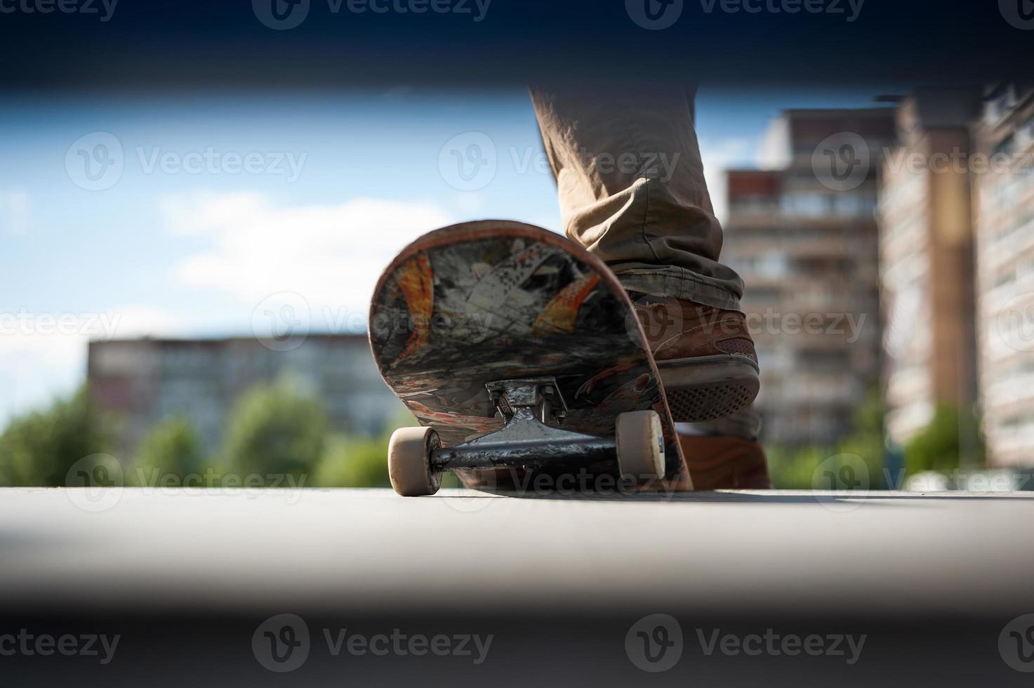 skateboarder fa il trucco con un' saltare su il rampa. skateboarder volante nel il aria foto