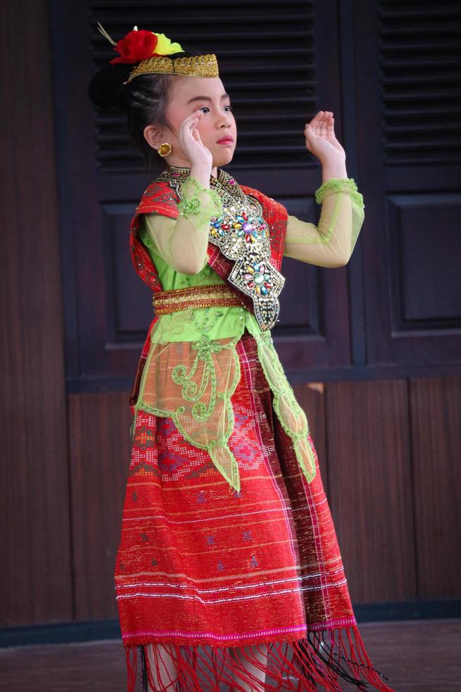 Giacarta, Indonesia nel novembre 2022. giovane bambini che vanno a partire dal scuola materna per elementare scuola siamo assunzione parte nel il nazionale arcipelago danza concorrenza. foto