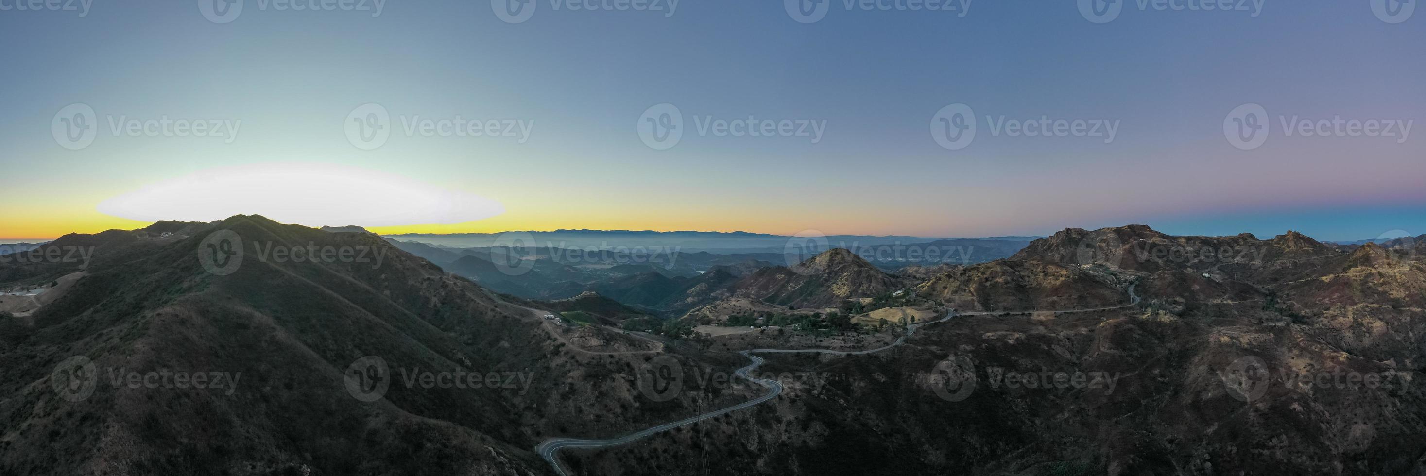 panoramico Visualizza di il famoso Mulholland autostrada nel meridionale California a tramonto. foto
