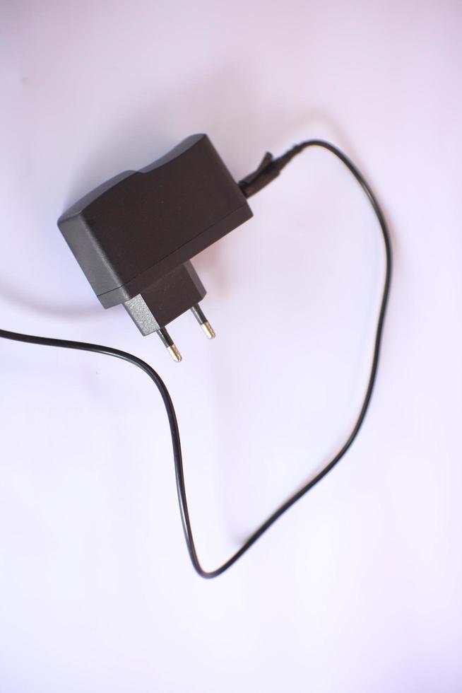 caricabatterie adattatore con nero colore su un isolato bianca sfondo. foto