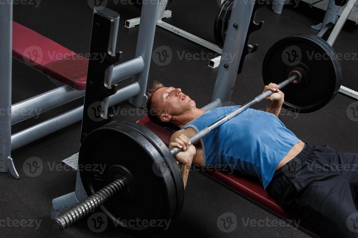 muscolare uomo durante allenarsi nel il Palestra foto