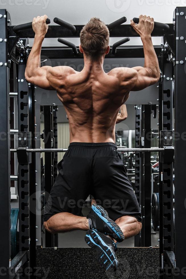 muscolare uomo durante allenarsi nel il Palestra foto