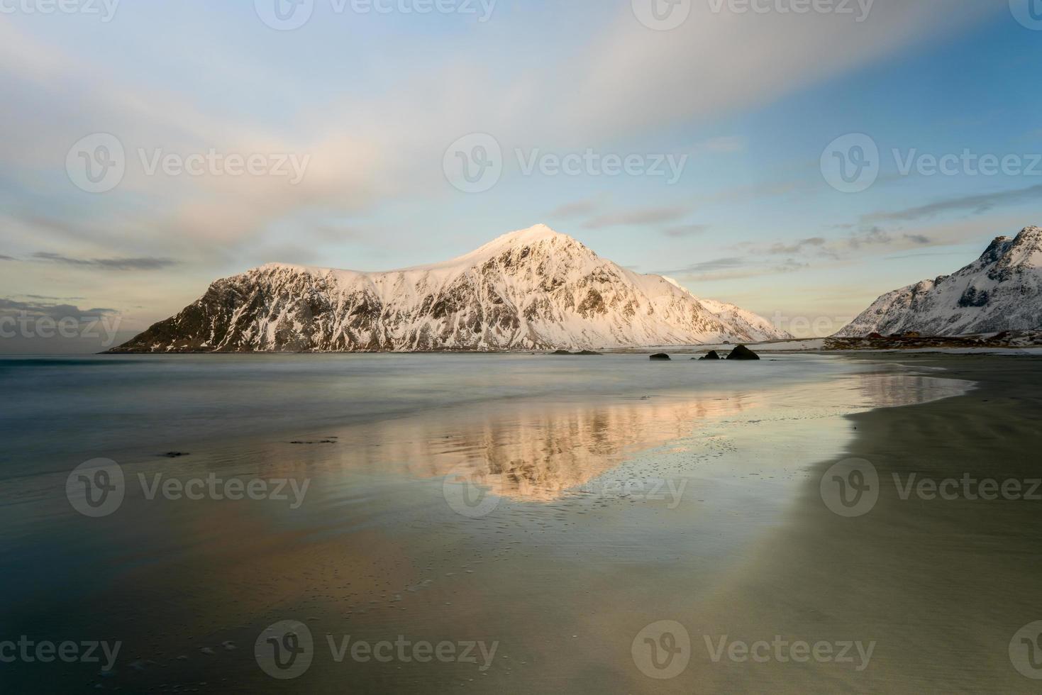 skagsanden spiaggia nel il lofoten isole, Norvegia nel il inverno. foto