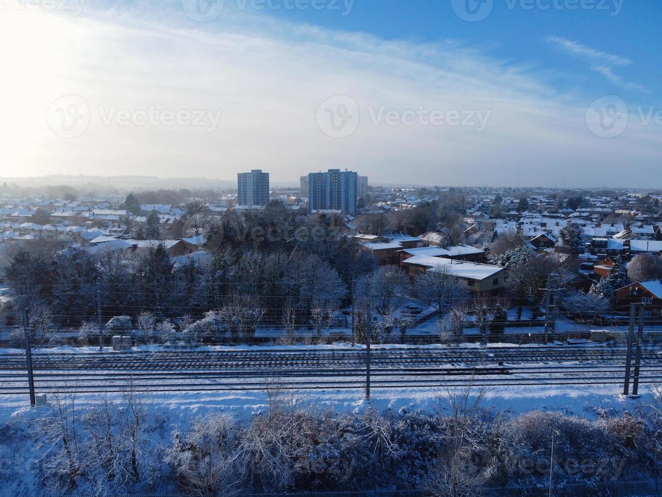 alto angolo Visualizza di neve coperto nord di Luton paesaggio e paesaggio urbano, aereo metraggio di settentrionale luton città di Inghilterra UK dopo neve autunno. il 1 ° neve autunno di Questo inverno di 2022 foto