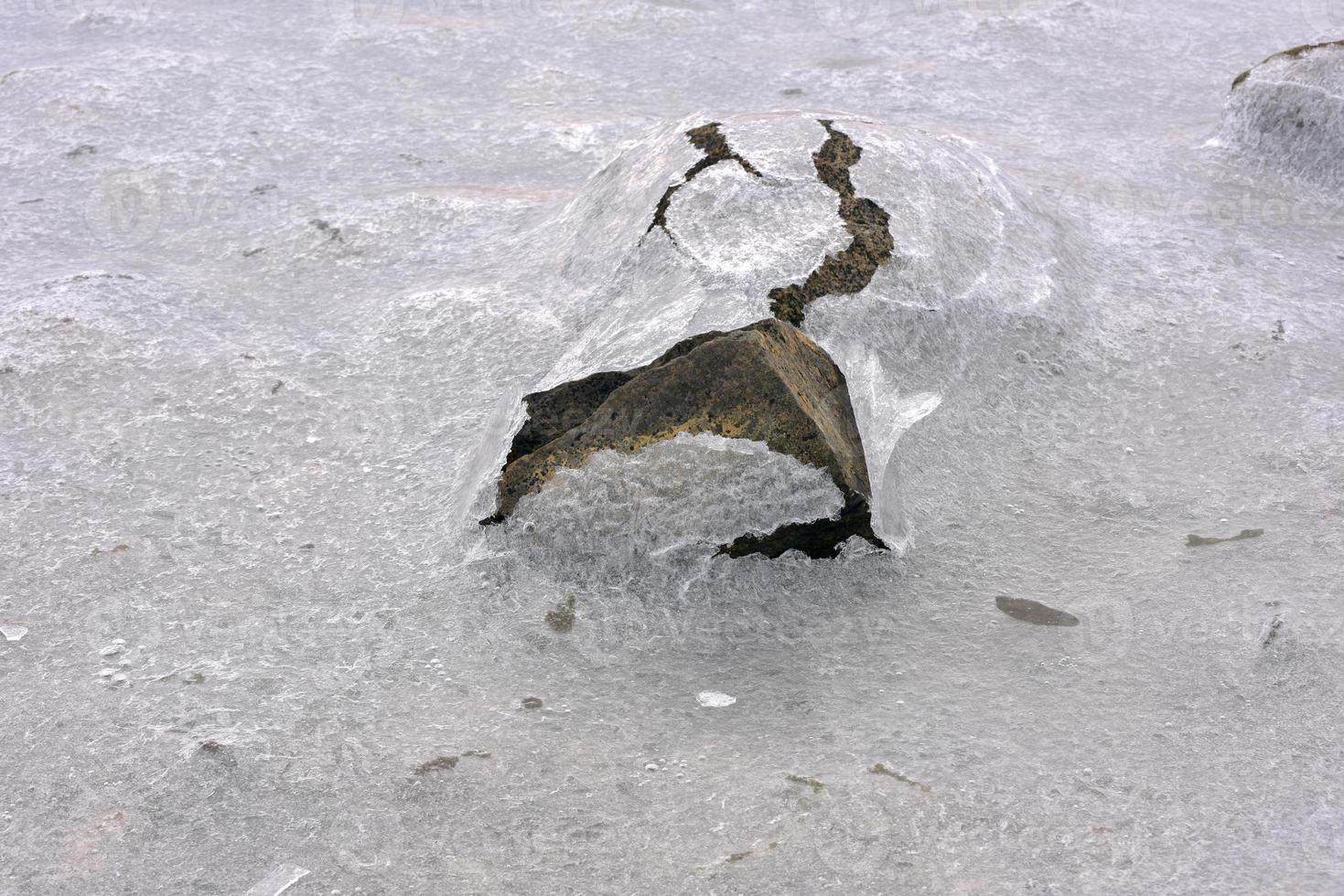 roccia screpolatura attraverso il ghiaccio nel vagspollen nel il lofoten isole, Norvegia nel il inverno. foto