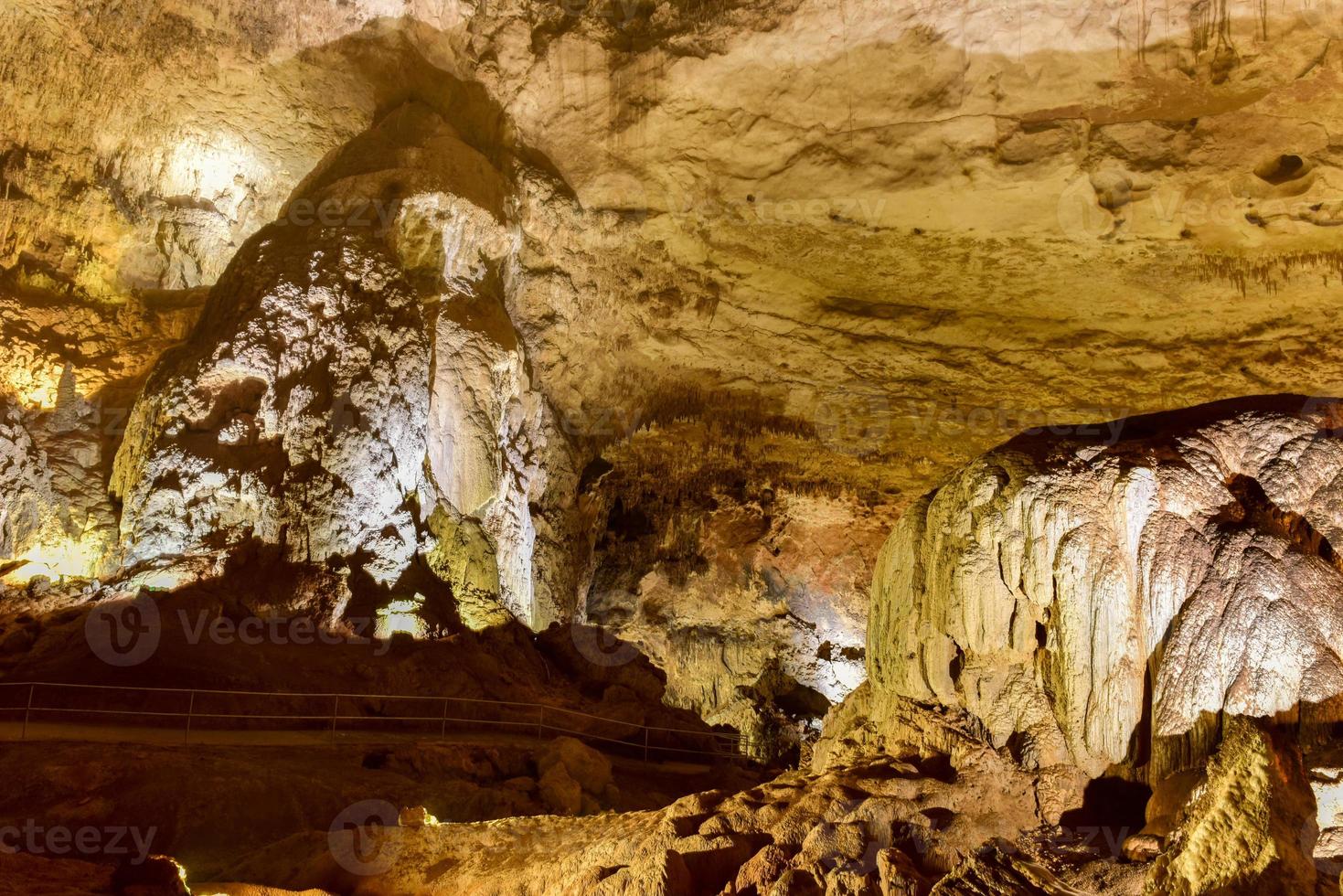 roccia formazioni di il camuy fiume grotta parco nel puerto stecca. foto