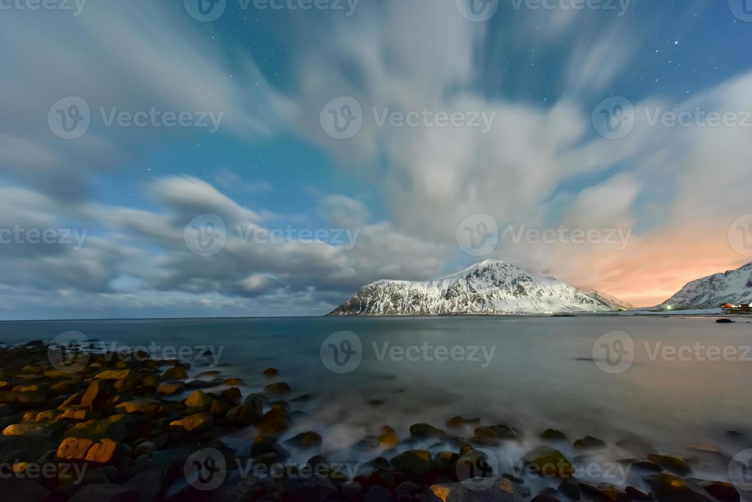 settentrionale luci al di sopra di il mare a skagsanden spiaggia, lofoten isole, Norvegia nel il inverno. foto