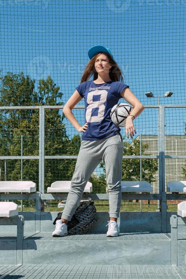 bellissimo adolescenziale ragazza su il scuola cortile foto