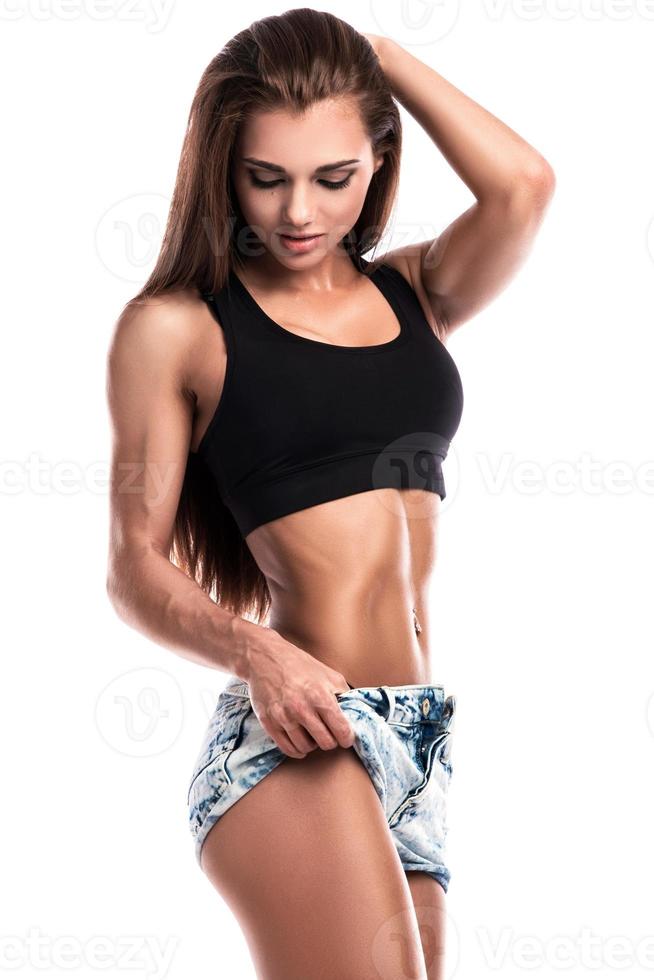 fitness ragazza indossare jeans pantaloncini su bianca sfondo foto