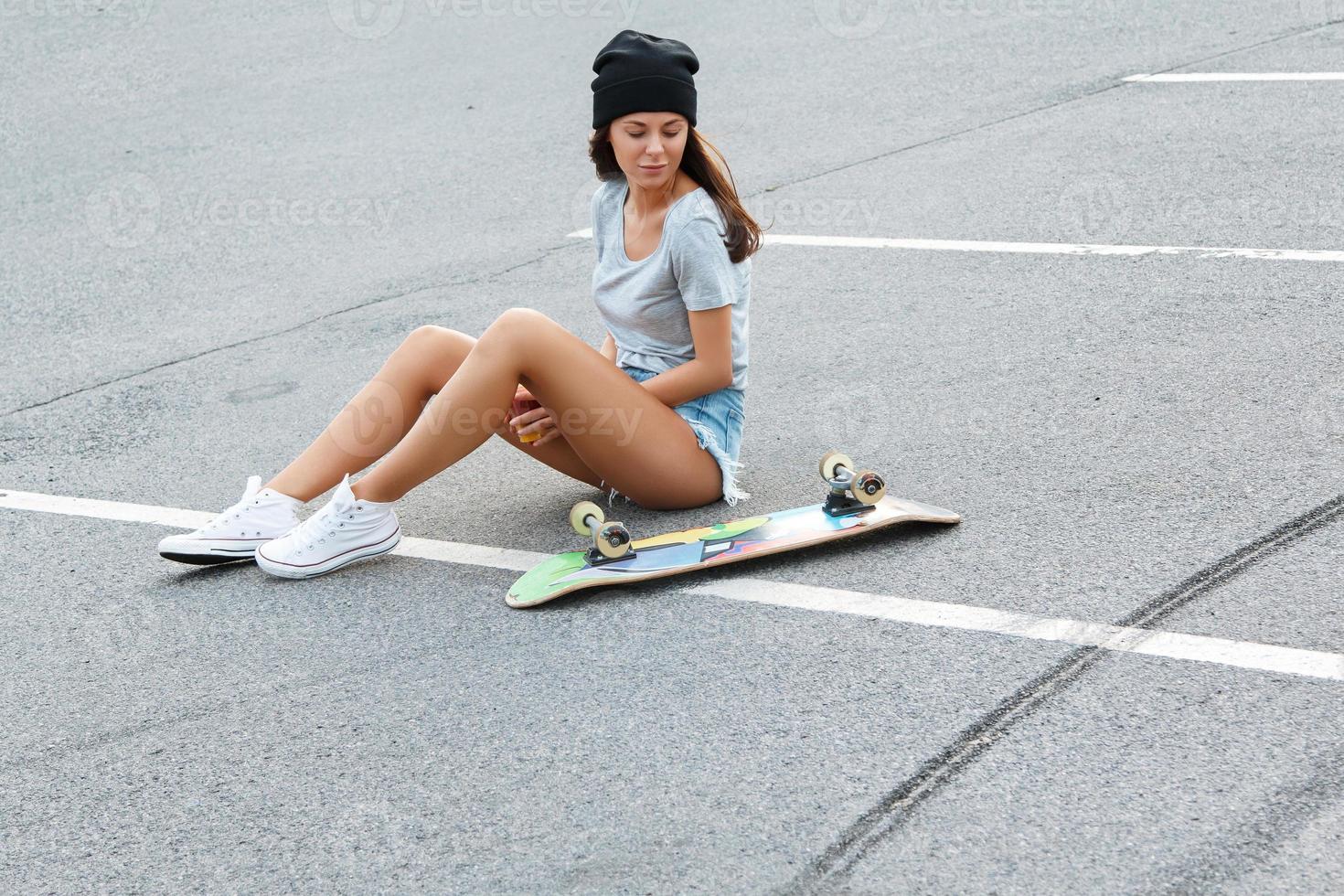 ritratto di bellissimo ragazza con un' skateboard foto
