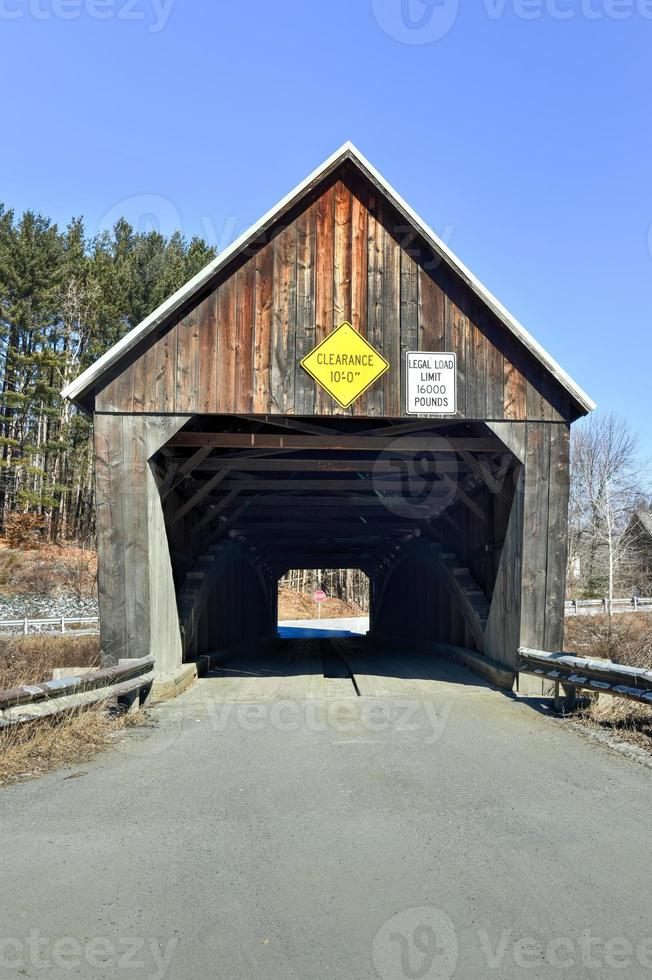 Lincoln coperto ponte nel ovest bosco, Vermont foto