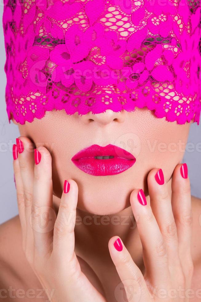 donna con un' rosa benda su sua viso foto