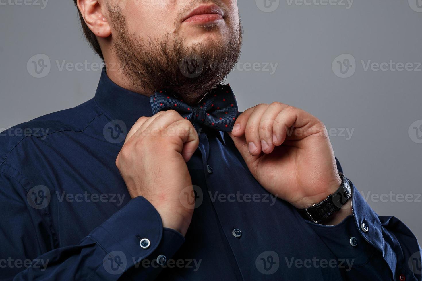 avvicinamento tiro di barbuto uomo indossare arco cravatta foto