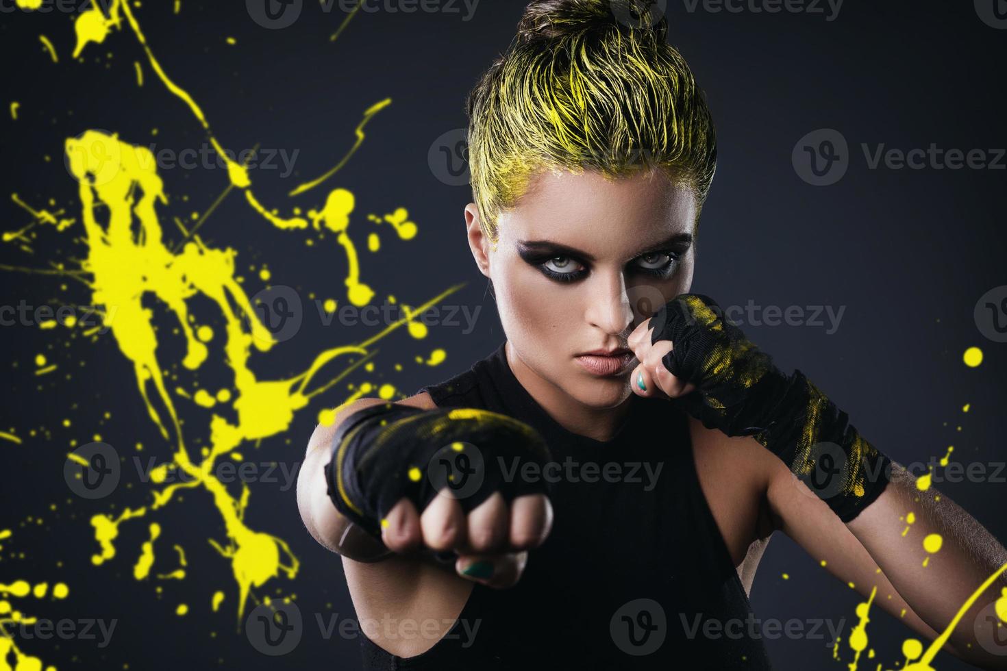 donna mma combattente con giallo capelli nel studio foto