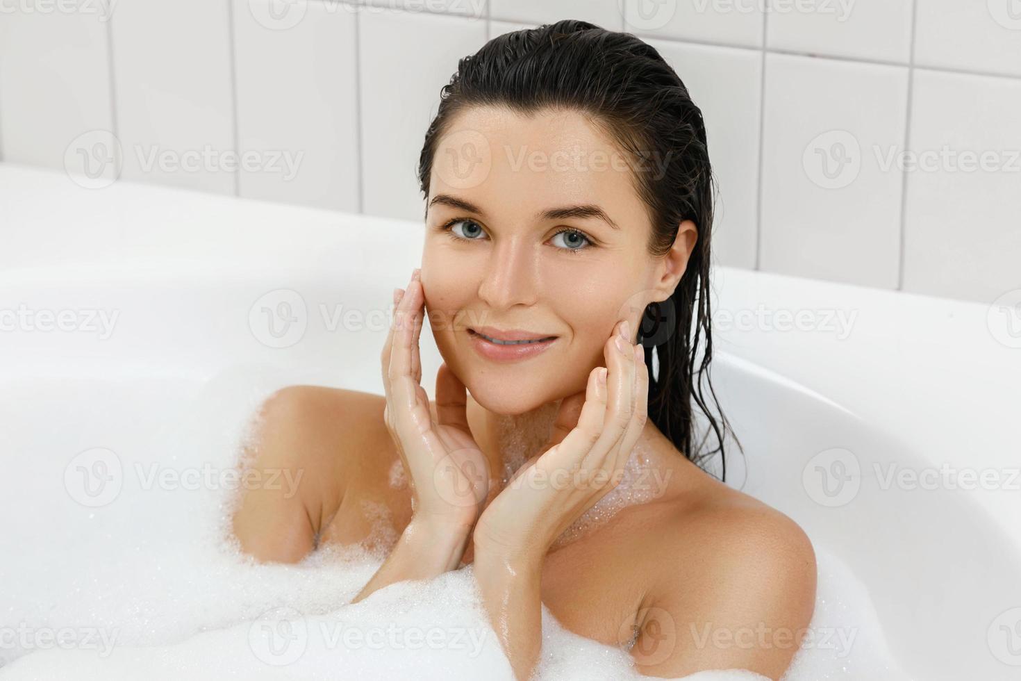 giovane donna è assunzione bagno con un' piacere foto