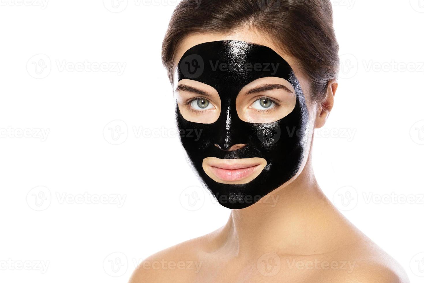 donna con purificazione nero maschera su sua viso foto