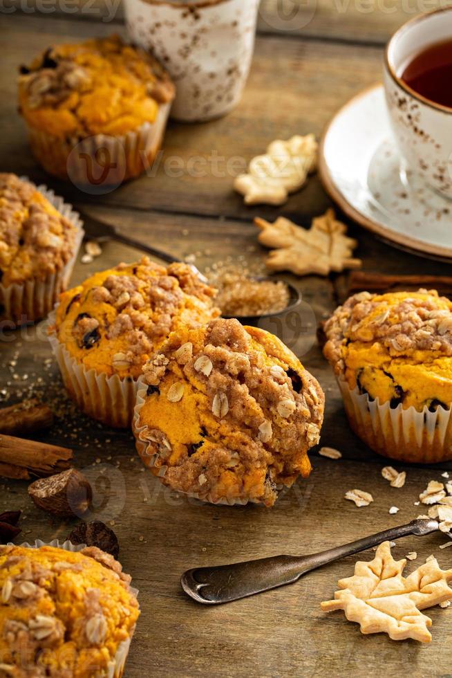 zucca muffin con avena e Marrone zucchero crollare foto